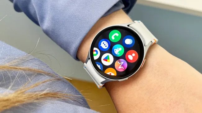 Đồng hồ thông minh Samsung Galaxy Watch 7 trên cổ tay người dùng, hiển thị giao diện ứng dụng