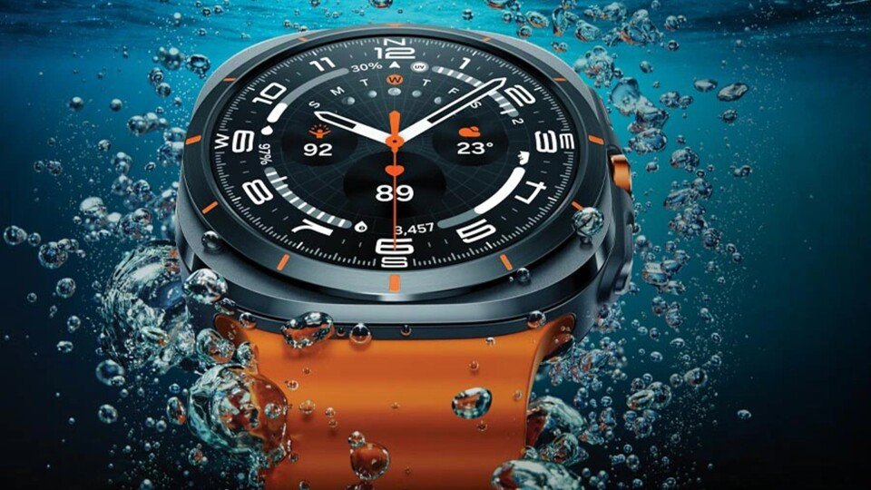 Đồng hồ thông minh Galaxy Watch 7 Ultra với dây đeo màu cam và màn hình hiển thị các thông số đang ở dưới nước.